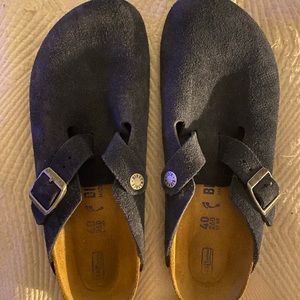 Dark blue Birkenstock clogs - like new!